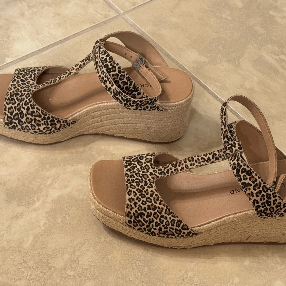 Lucky Brand Brown Tan Sandals T-Strap Design - Picture 2 of 2